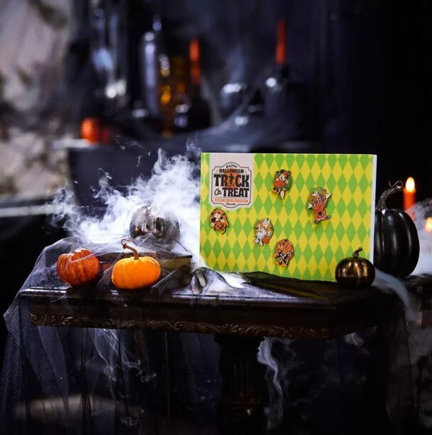 Mickey Mouse & Friends 13-Day Halloween Countdown Calendar LE Mystery Pin Set